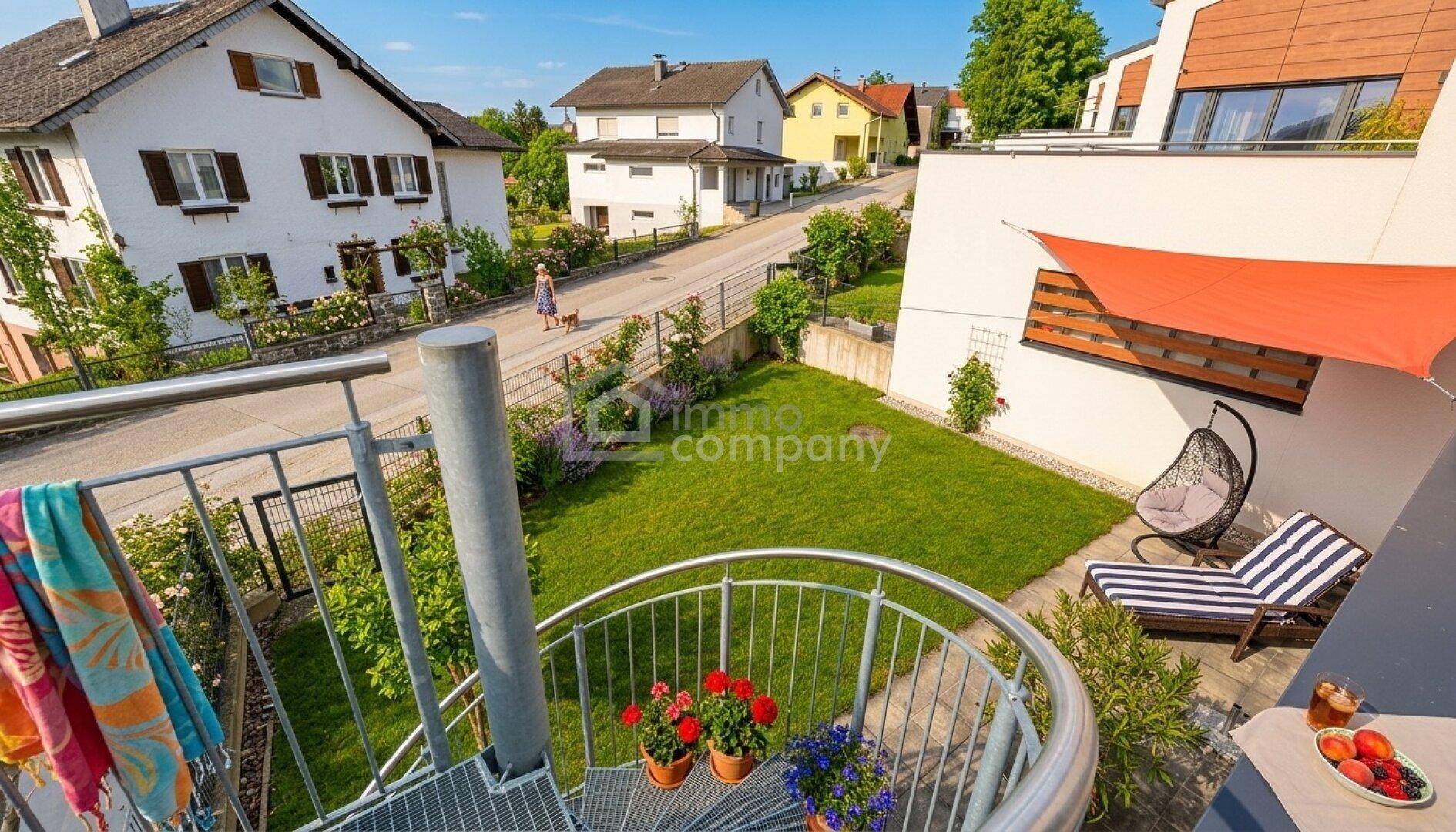 Gepflegter Gartenbereich mit moderner Terrasse, Sitzgelegenheiten und Wendeltreppe.