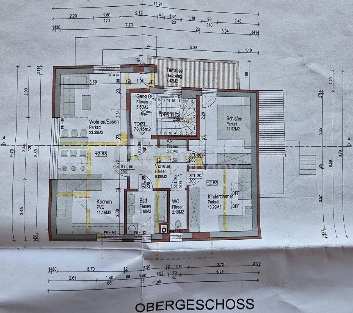 Grundriss des Obergeschosses mit offenem Wohn-/Essbereich, Küche, Schlafzimmern und Terrasse.