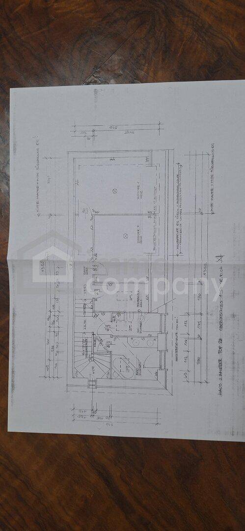 Detaillierter Grundrissplan eines Stockwerks mit Raumaufteilung und Bemaßungen.