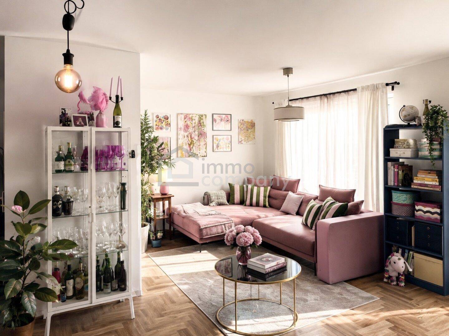 Gemütliches Wohnzimmer mit großem Ecksofa, stilvoller Dekoration und viel Tageslicht.