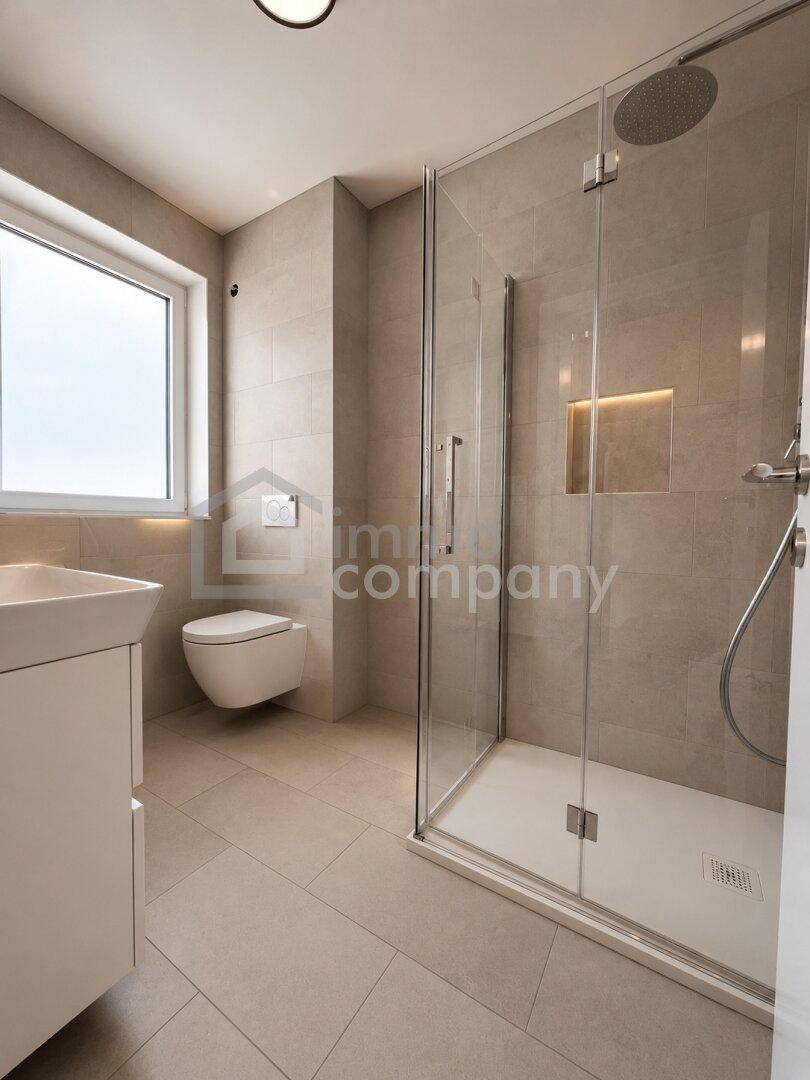 Zeitgemäßes Badezimmer mit großer begehbarer Dusche, Fenster und hellen Fliesen.