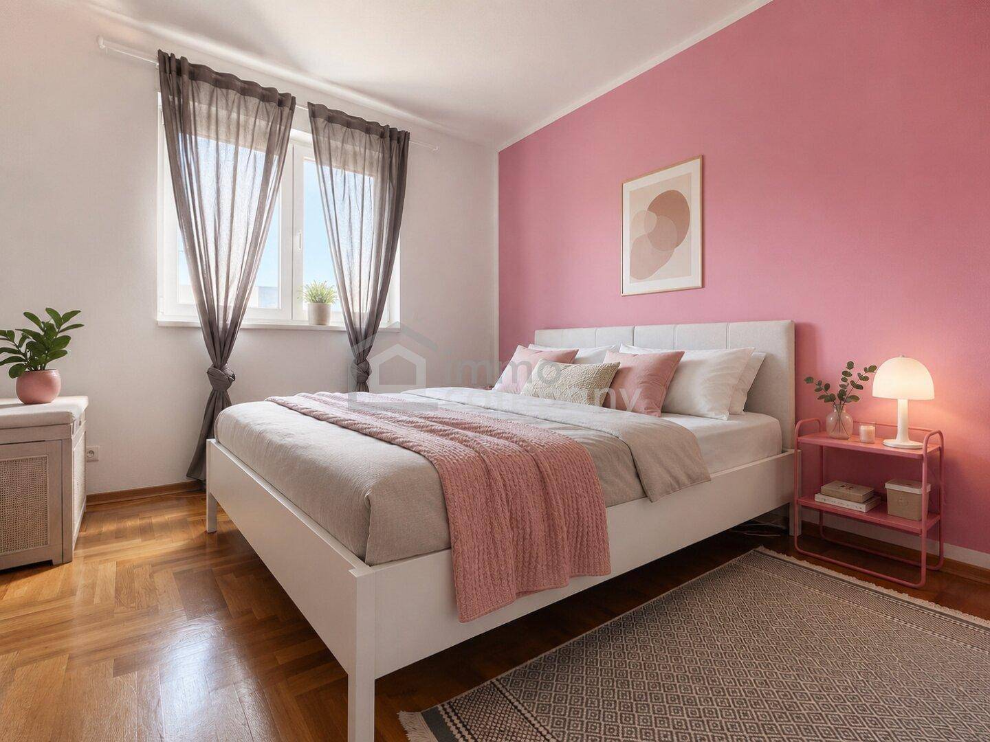 Helles Schlafzimmer mit Doppelbett, rosa Akzentwand und Holzparkettboden.