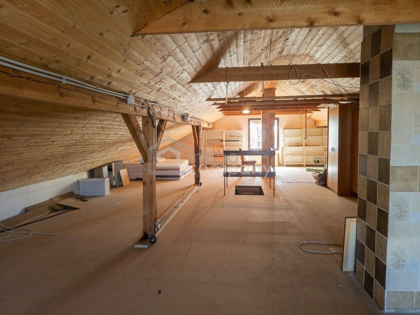 Ausbaufähiger Dachboden mit sichtbaren Holzbalken und viel Potenzial für zukünftige Nutzung.