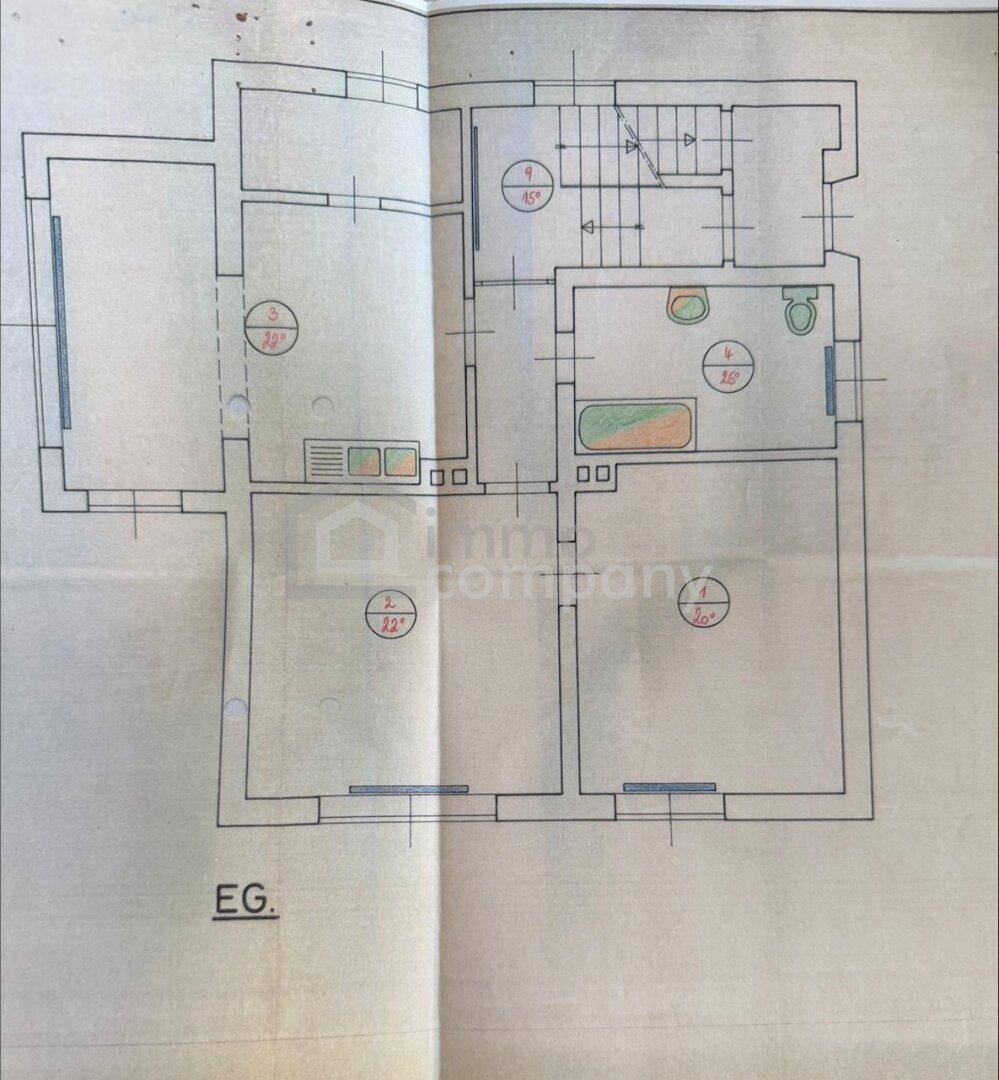 Grundriss des Erdgeschosses mit Wohnbereich, Küche und Badezimmer.
