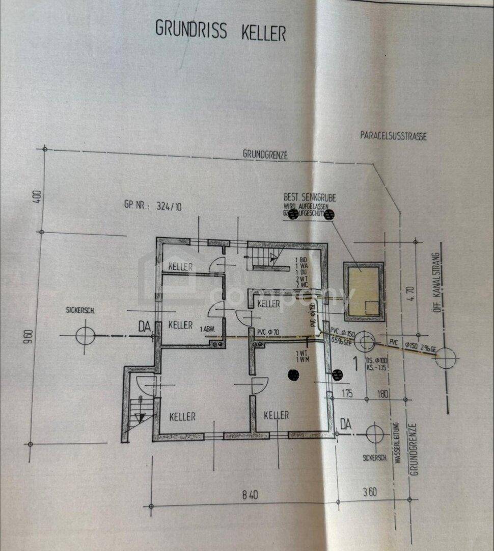 Grundriss des Kellers mit Aufteilung in mehrere Räume und Technikbereiche.