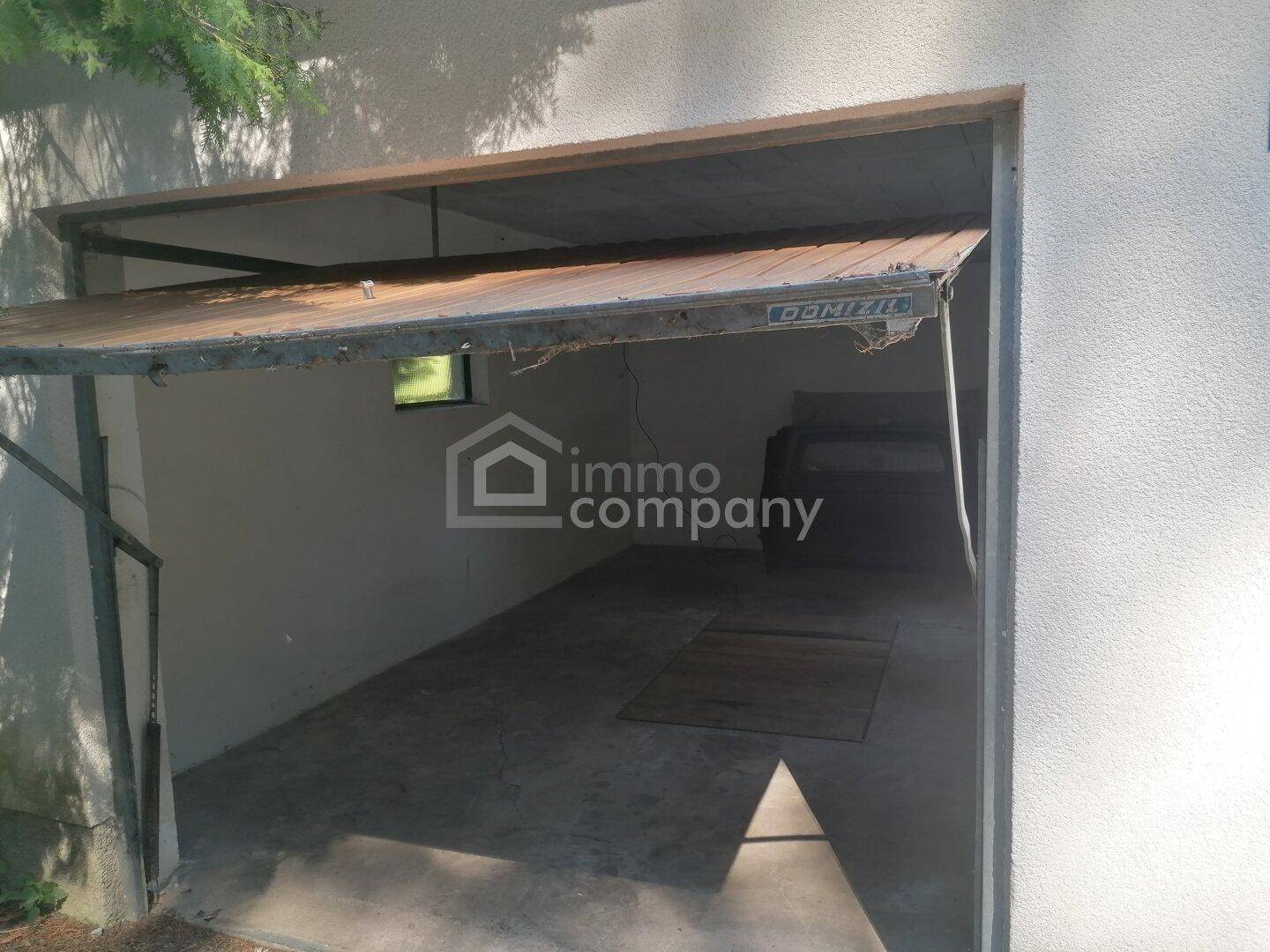 Offene Garage mit Betonboden und einfacher Ausstattung, bereit zur Nutzung.