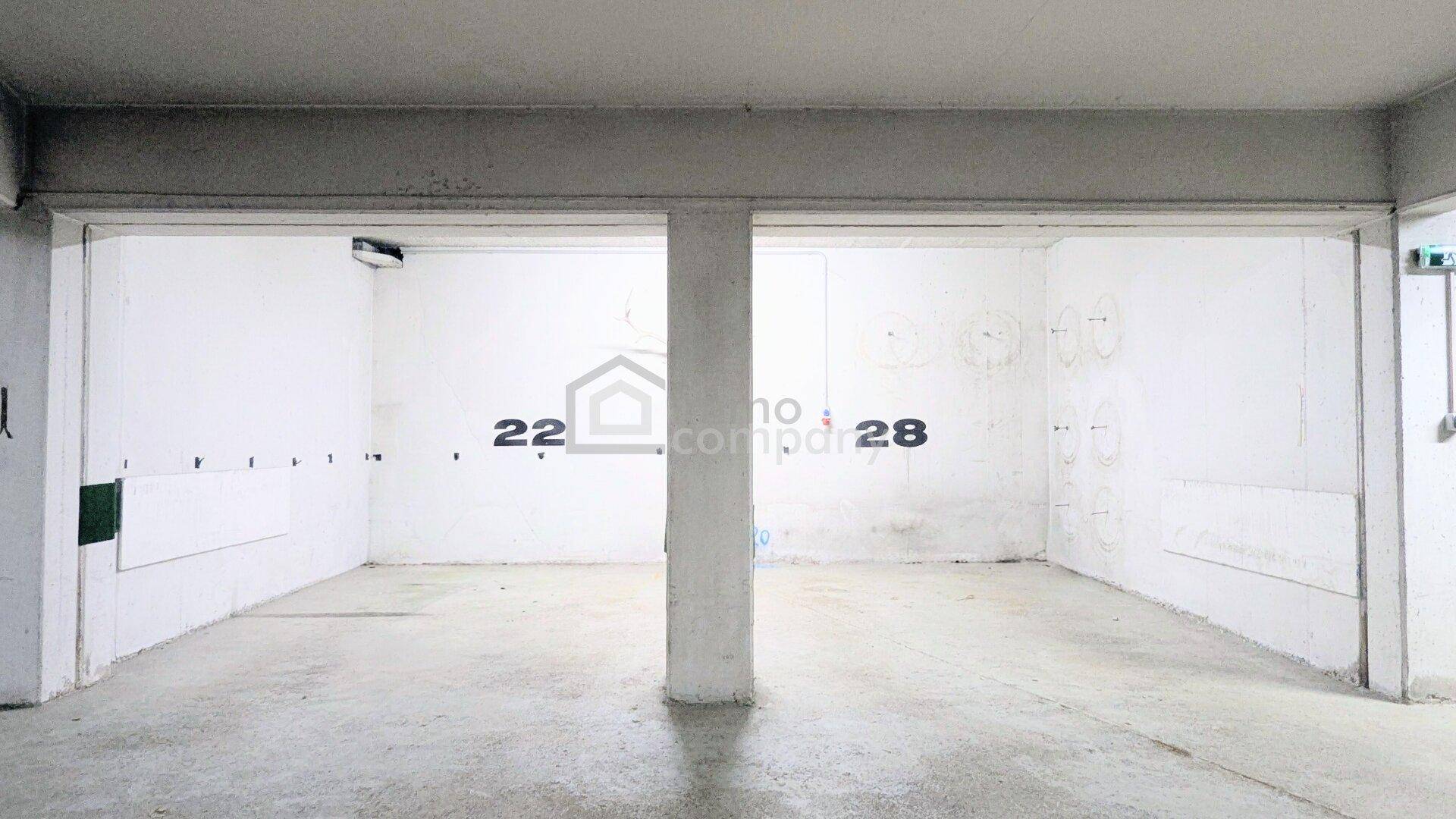 Geräumige Garage mit Betonboden und Platz für mehrere Fahrzeuge, bietet sicheren Unterstand.