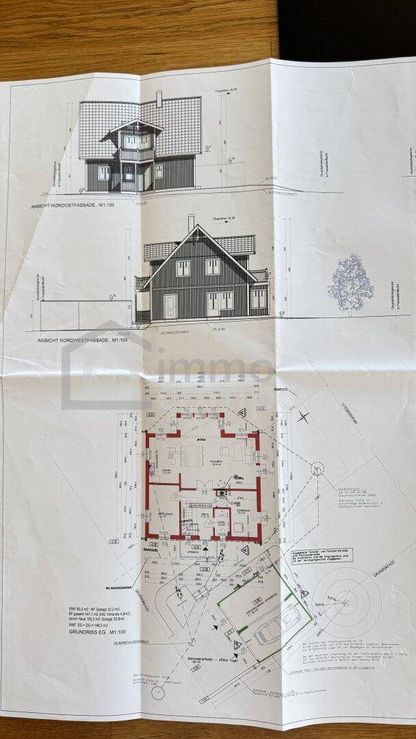Gefalteter Bauplan mit Ansichten des Hauses und Grundrissdarstellung.