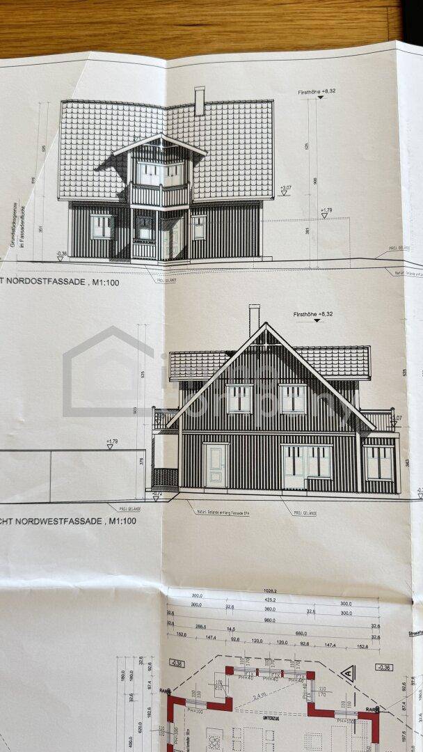 Ansichten der Nordost- und Nordwestfassade des Hauses mit Balkon und Dachdetails.