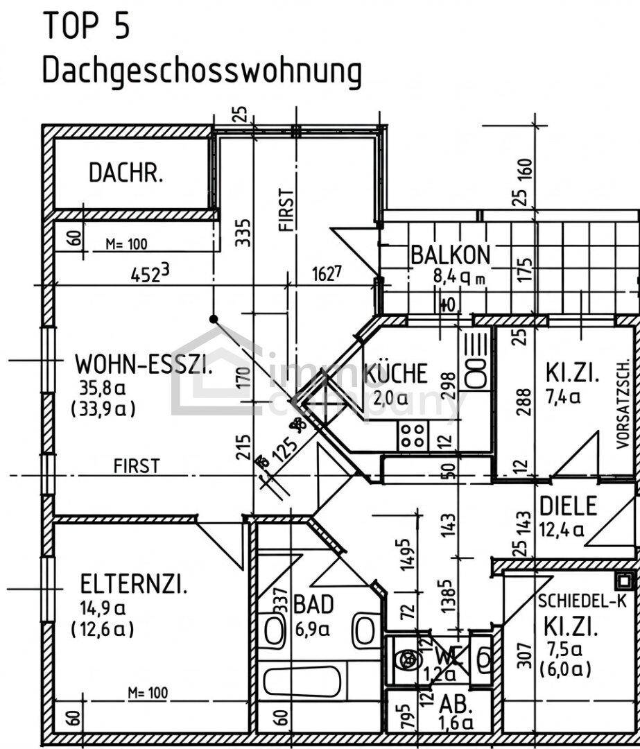 Detaillierter Grundriss der Dachgeschosswohnung mit Wohn-Essbereich, Küche und Balkon.