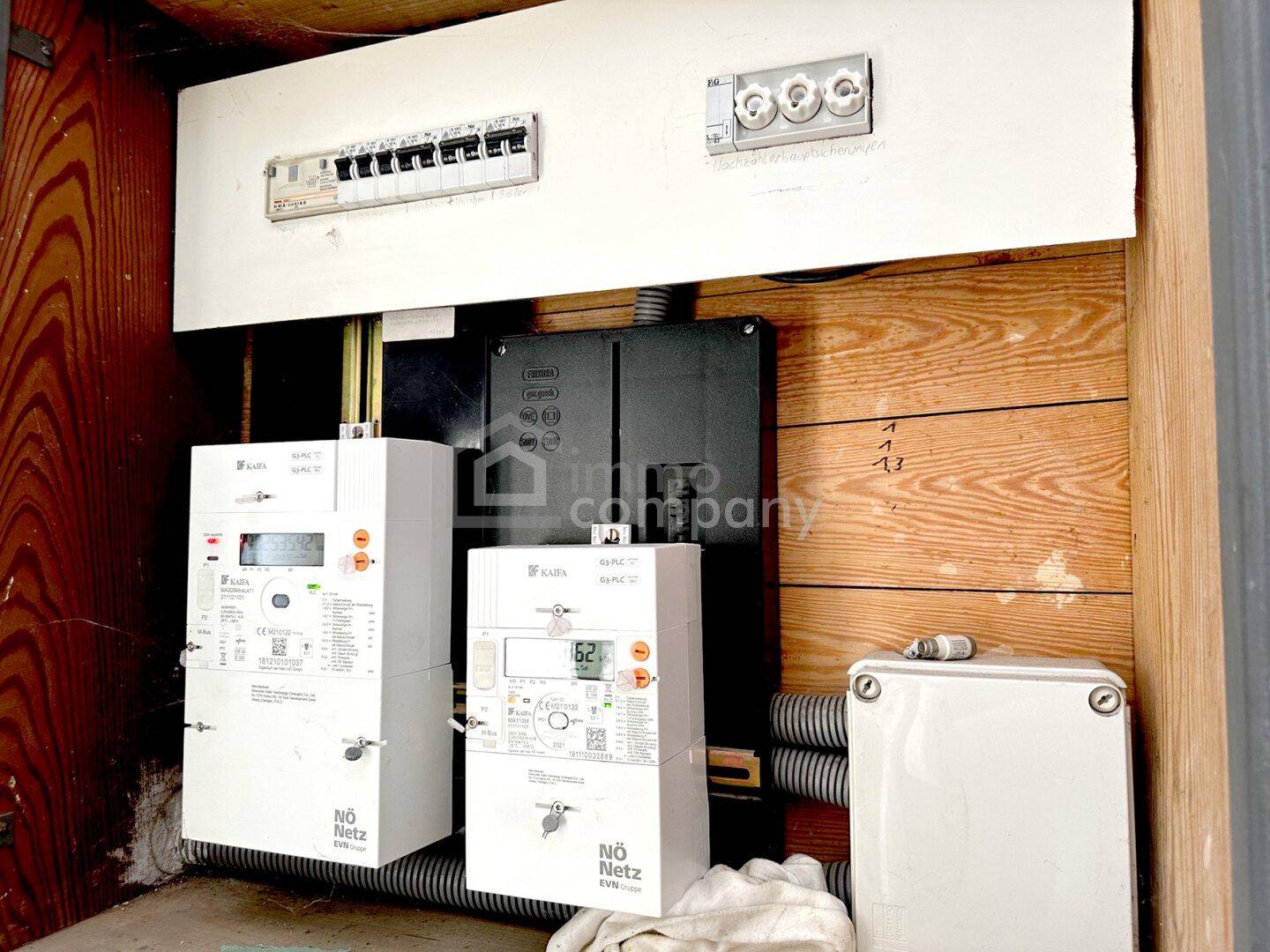 Elektrische Zähler und Sicherungskästen in einem Technikraum des Gebäudes.