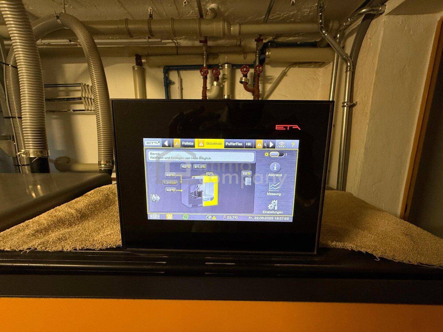 Digitales Bedienfeld für die Heizungsanlage, zeigt Betriebsstatus und Einstellungen an.