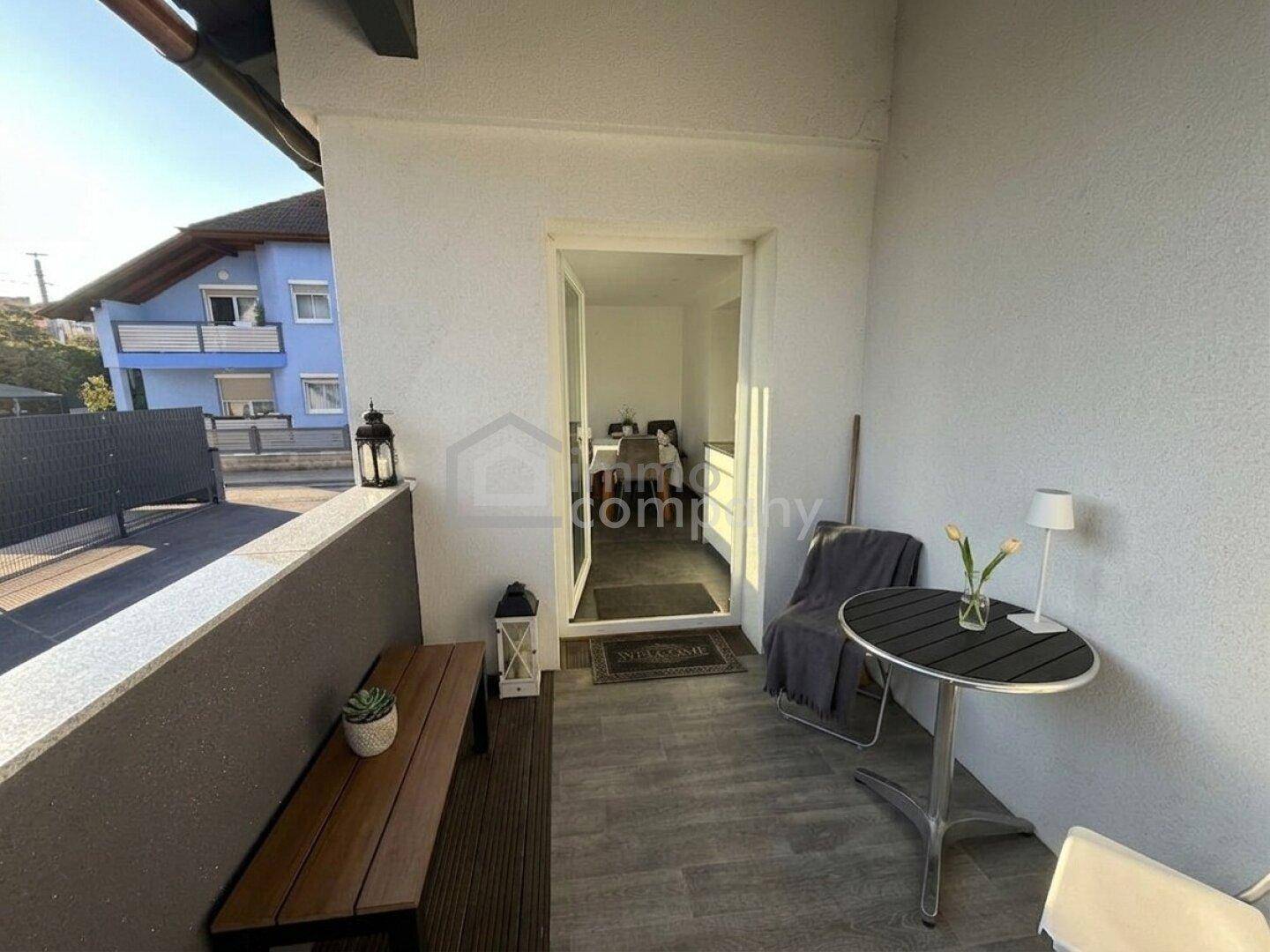Kleiner Balkon mit Sitzgelegenheiten und Blick auf die Umgebung, ideal für entspannte Stunden.