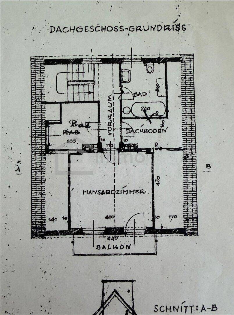 Grundriss des Dachgeschosses mit Schlafzimmer, Bad und Zugang zum Balkon.