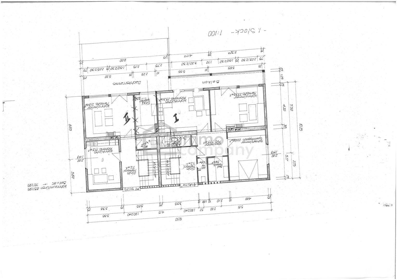 Grundriss des Obergeschosses mit mehreren Zimmern und einem Balkon, detailliert dargestellt.