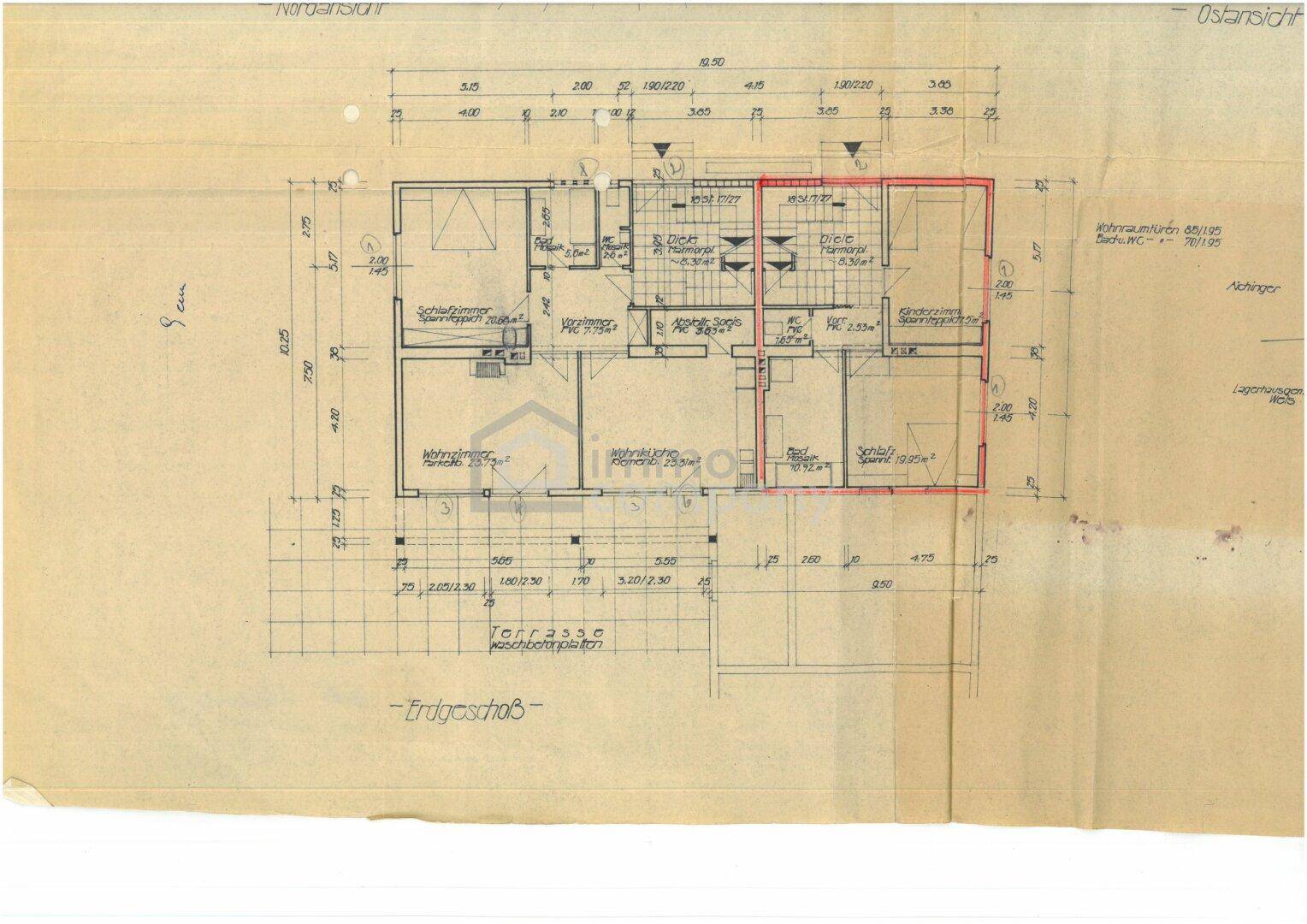 Historischer Grundriss des Erdgeschosses mit Raumaufteilung und einer großen Terrasse.