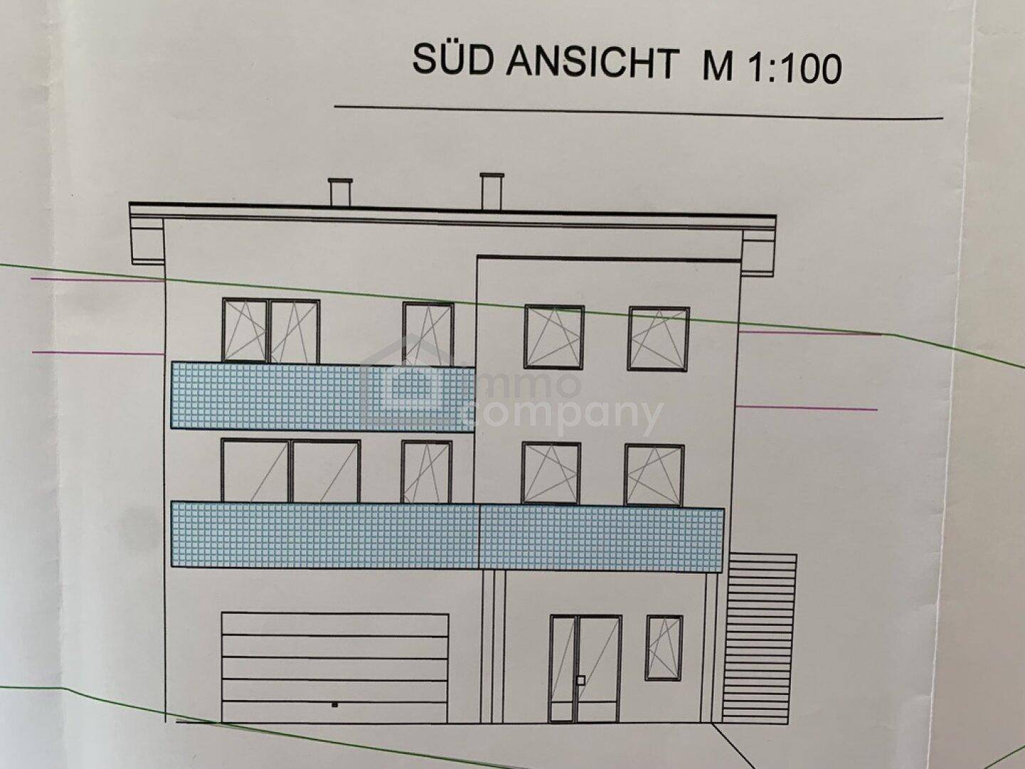 Architektonische Südansicht eines modernen Gebäudes mit mehreren Balkonen und einer Garage.