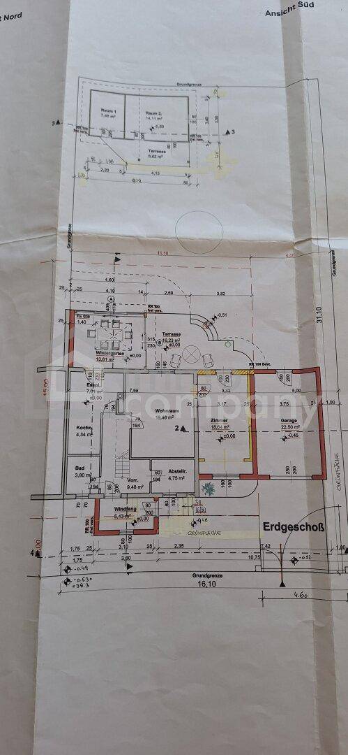 Grundriss des Erdgeschosses mit Garage, Wohnbereich und Terrasse.