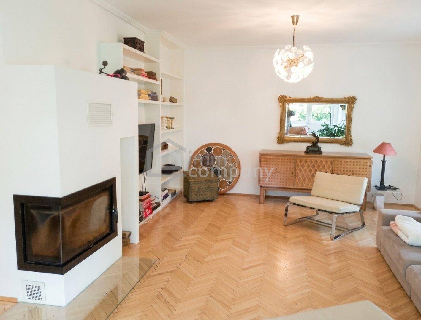 Wohnzimmer mit Kamin