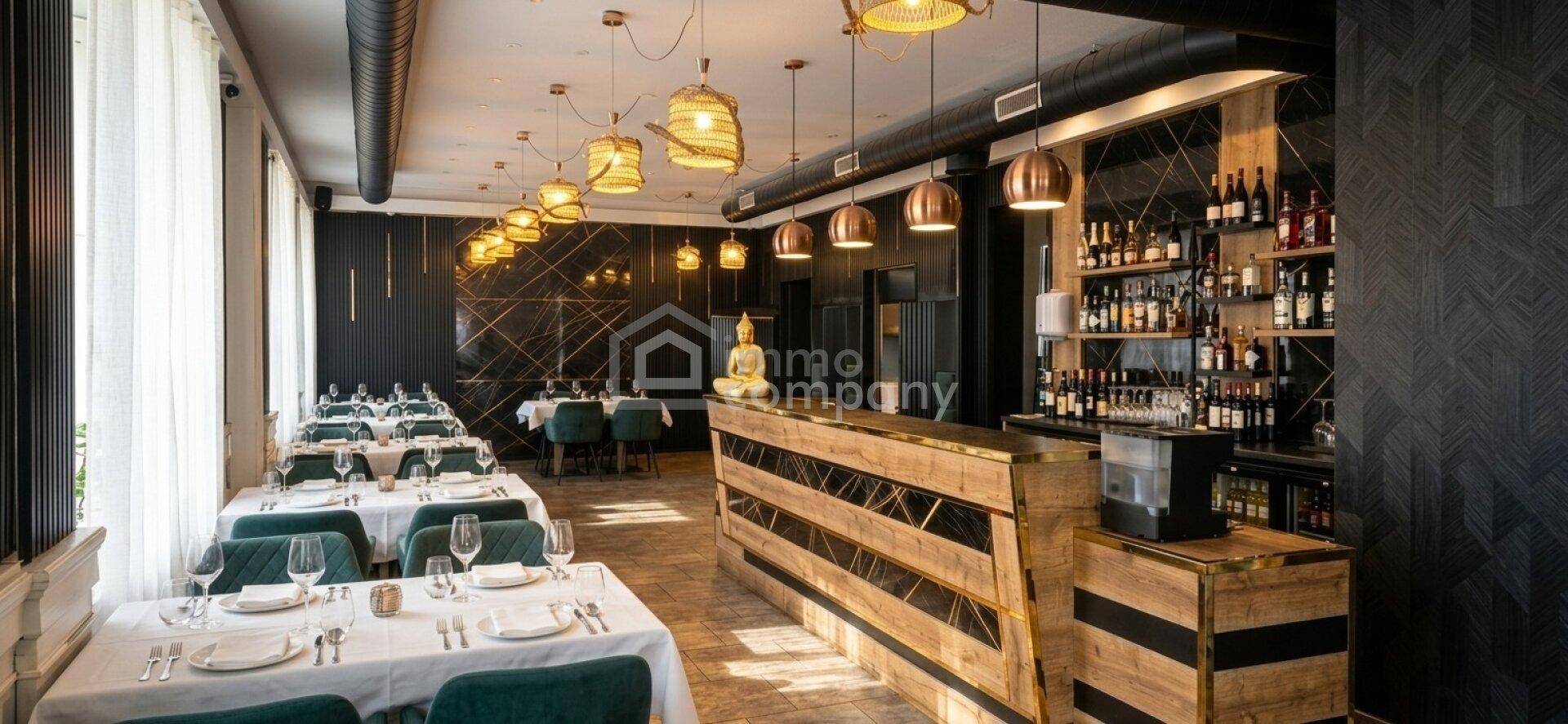 Geräumiger Restaurantbereich mit einer eleganten Holzbar, bequemen Sitzgelegenheiten und dekorativer Beleuchtung.