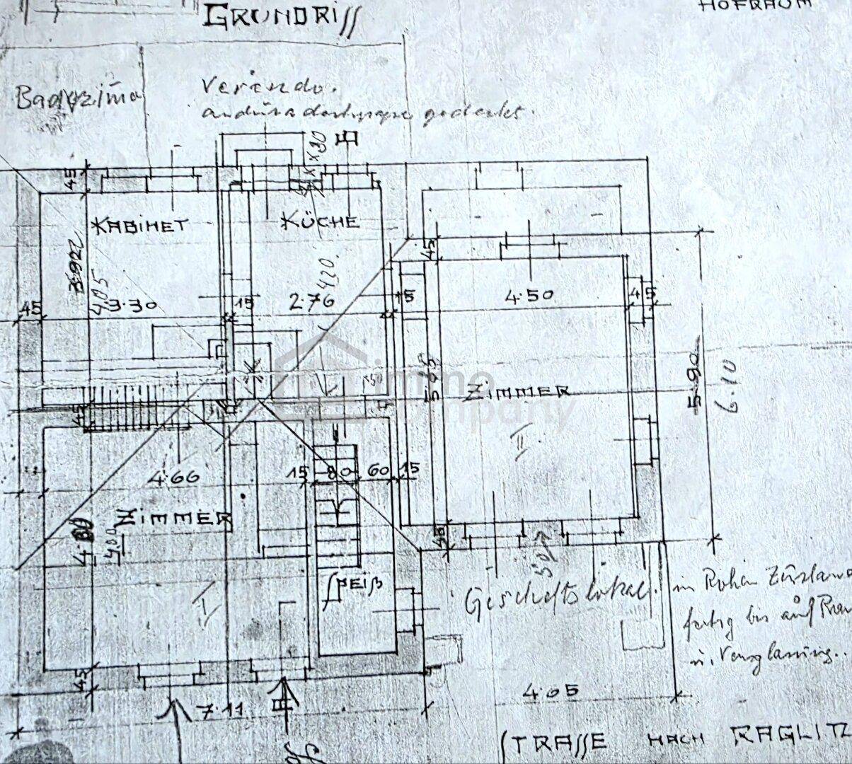 Historischer handgezeichneter Grundrissplan mit Veranda, Küche und mehreren Zimmern eines älteren Gebäudes.