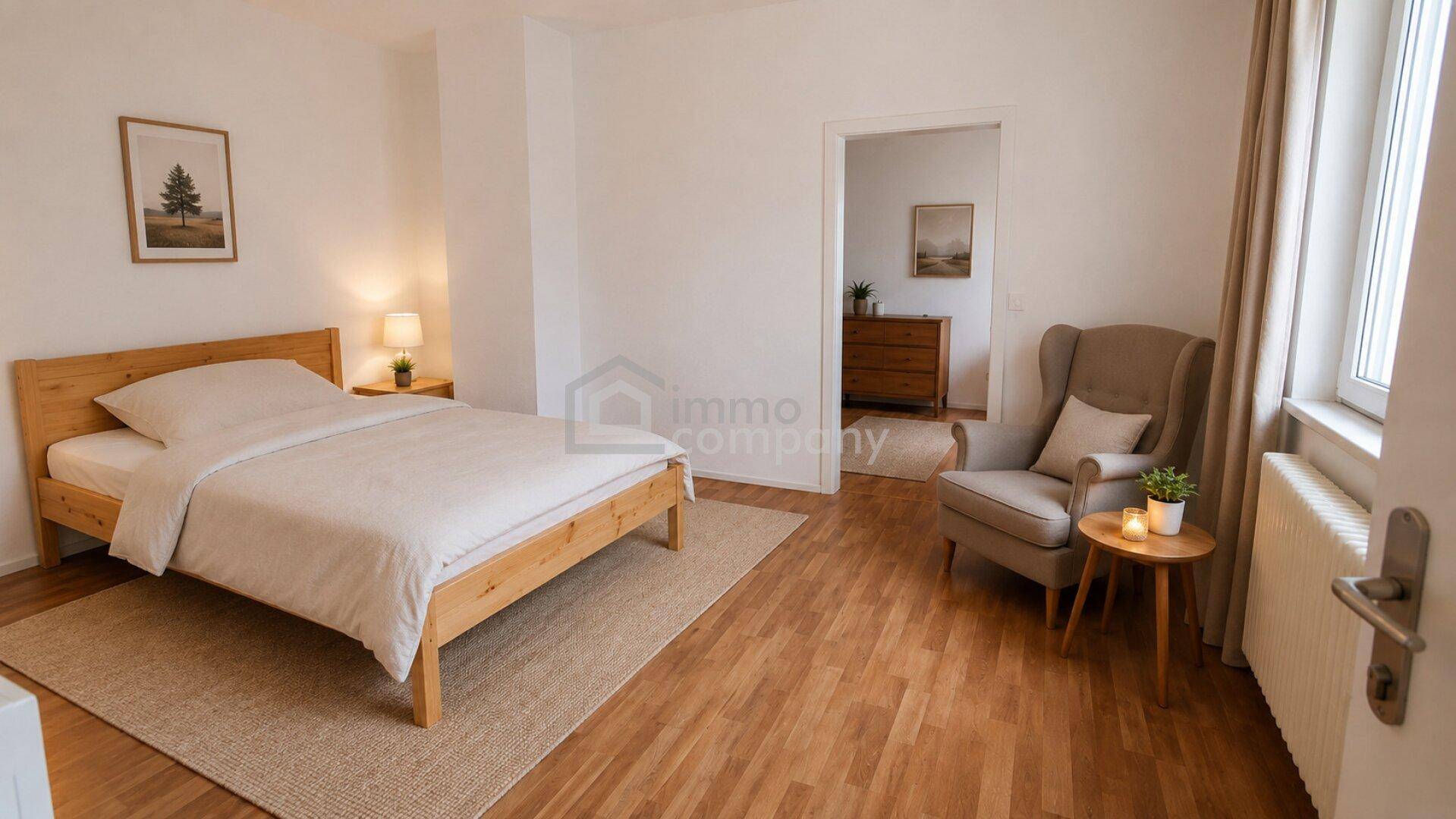 Helles Schlafzimmer mit Holzbett, beigem Teppich und einem gemütlichen Sessel am Fenster.