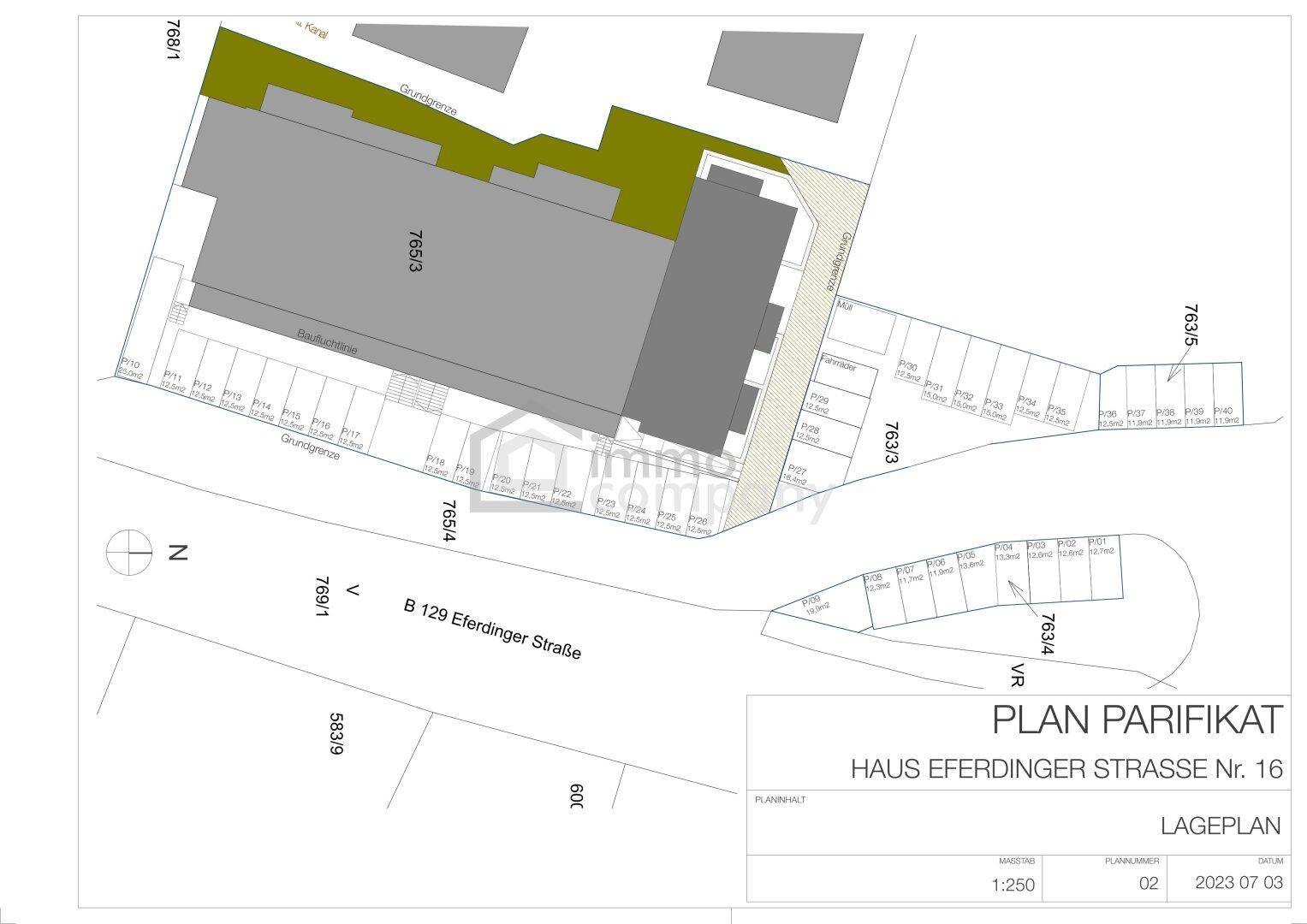 Lageplan des Grundstücks mit Gebäude, Parkplätzen und umliegenden Straßen.