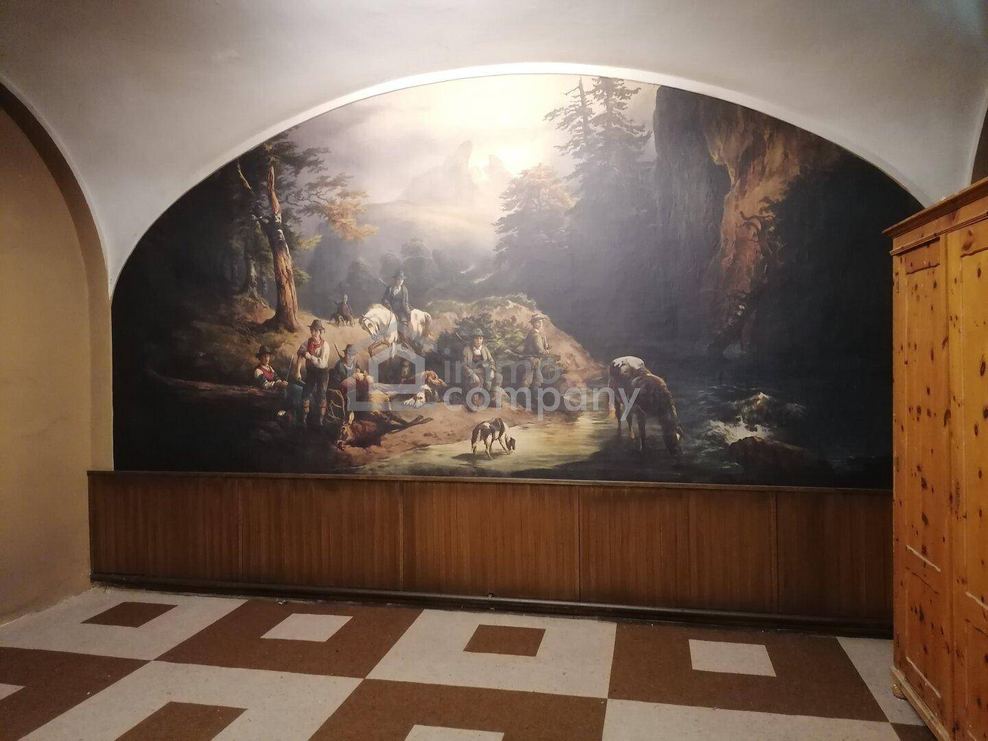 Flur mit beeindruckendem Wandgemälde und gemustertem Boden, der einen klassischen Charme verleiht.