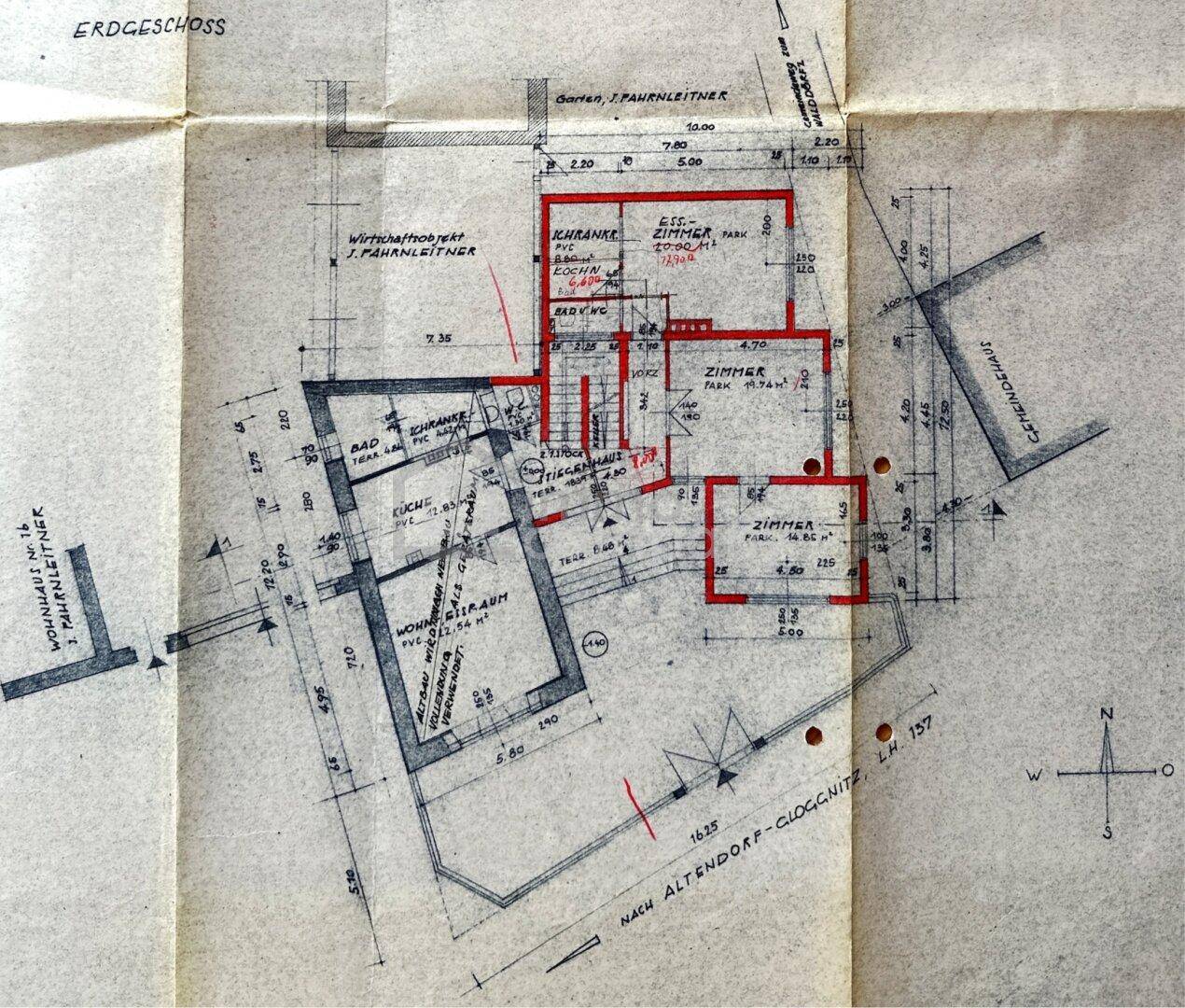 Grundriss des Erdgeschosses mit Küche, Wohnraum, Zimmern und Bad/WC, übersichtlich dargestellt.
