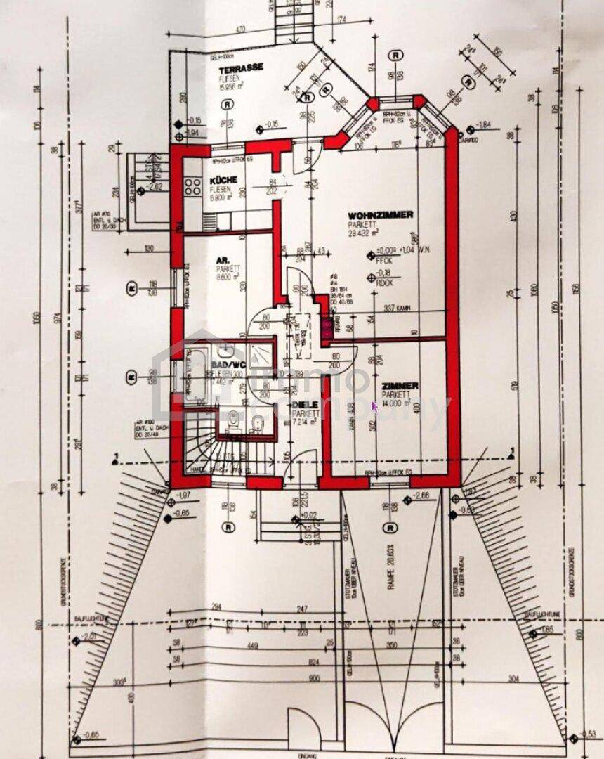 Grundriss des Erdgeschosses mit Wohnzimmer, Küche, Bad und Terrasse.