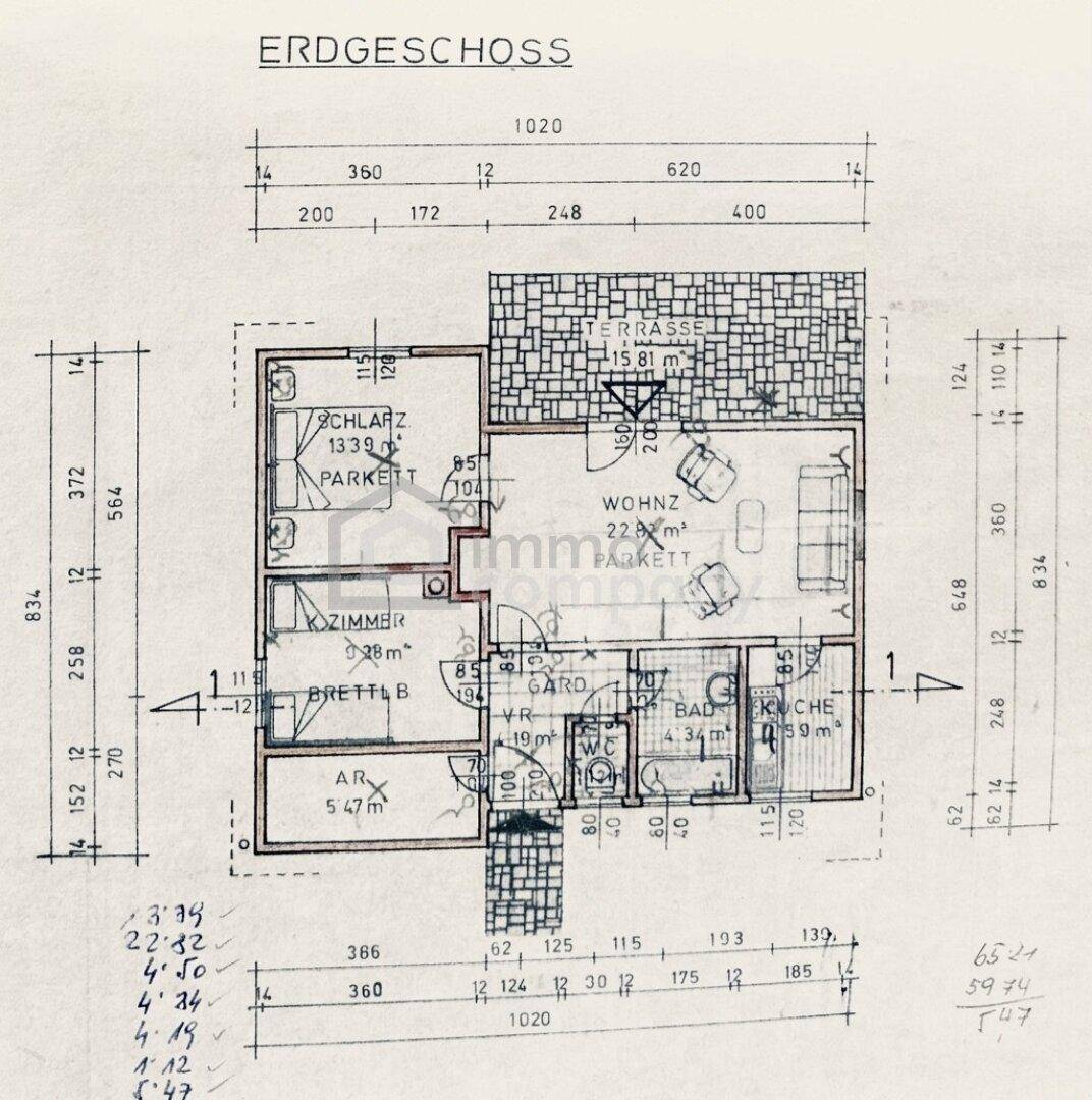 Grundriss des Erdgeschosses mit Terrasse, Wohnzimmer, Schlafzimmer, Küche und Bad.