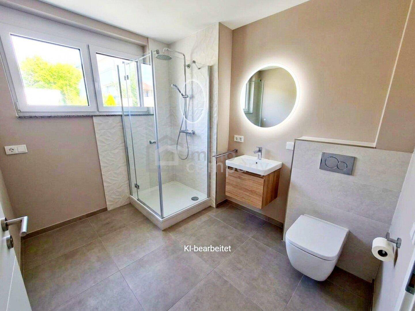 Modernes Badezimmer mit ebenerdiger Dusche, wandhängendem WC und beleuchtetem Spiegel.