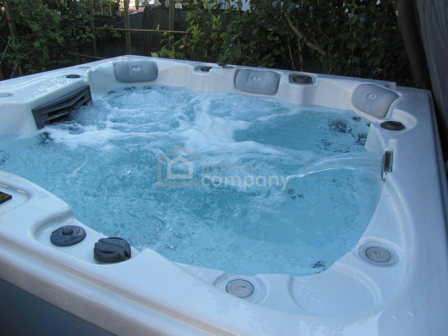 Sprudelnder Whirlpool im Freien, ideal zur Entspannung und Erholung im eigenen Gartenbereich.