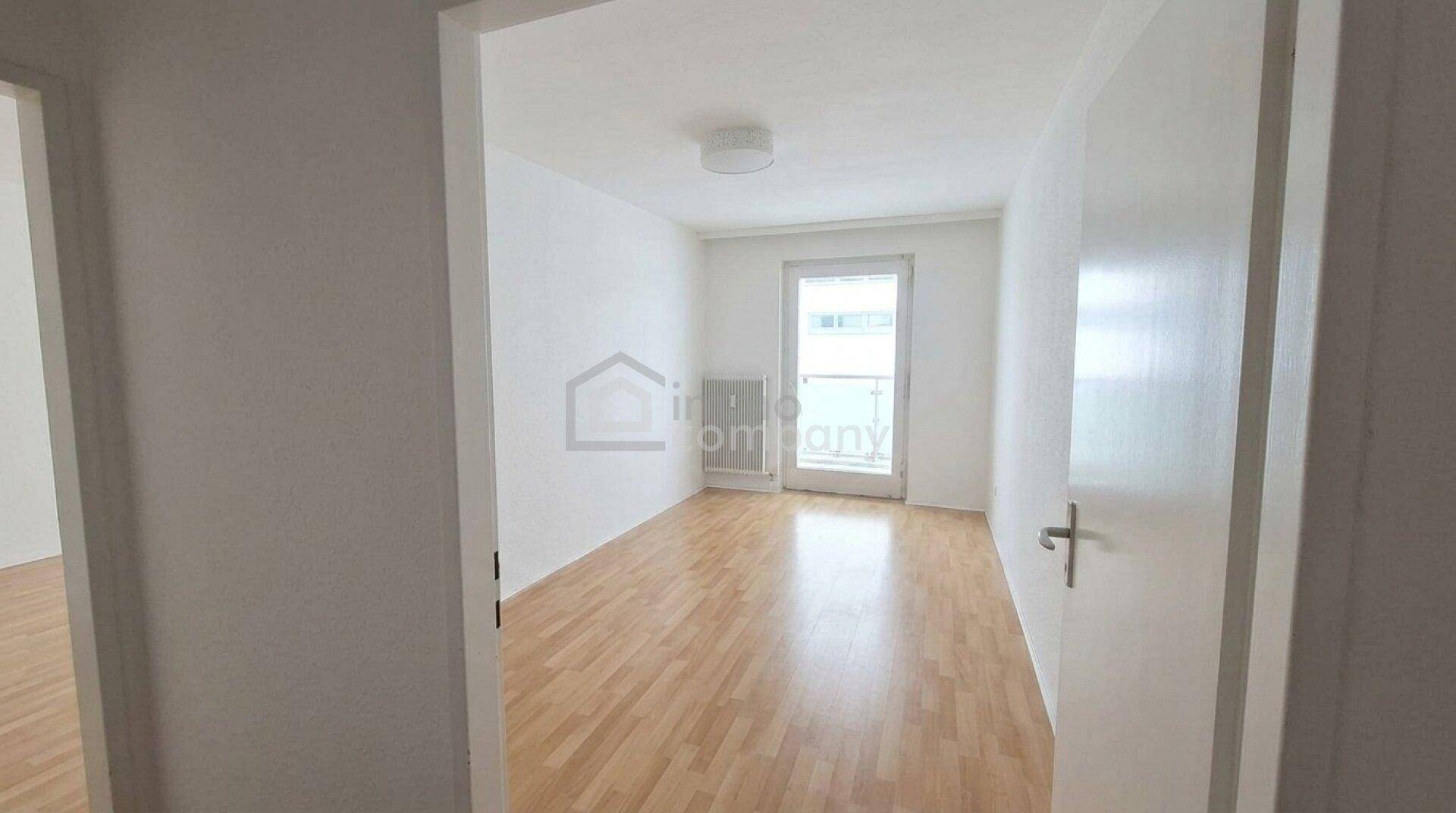 Geräumiges Schlafzimmer mit Parkettboden und direktem Zugang zu einem Außenbereich.