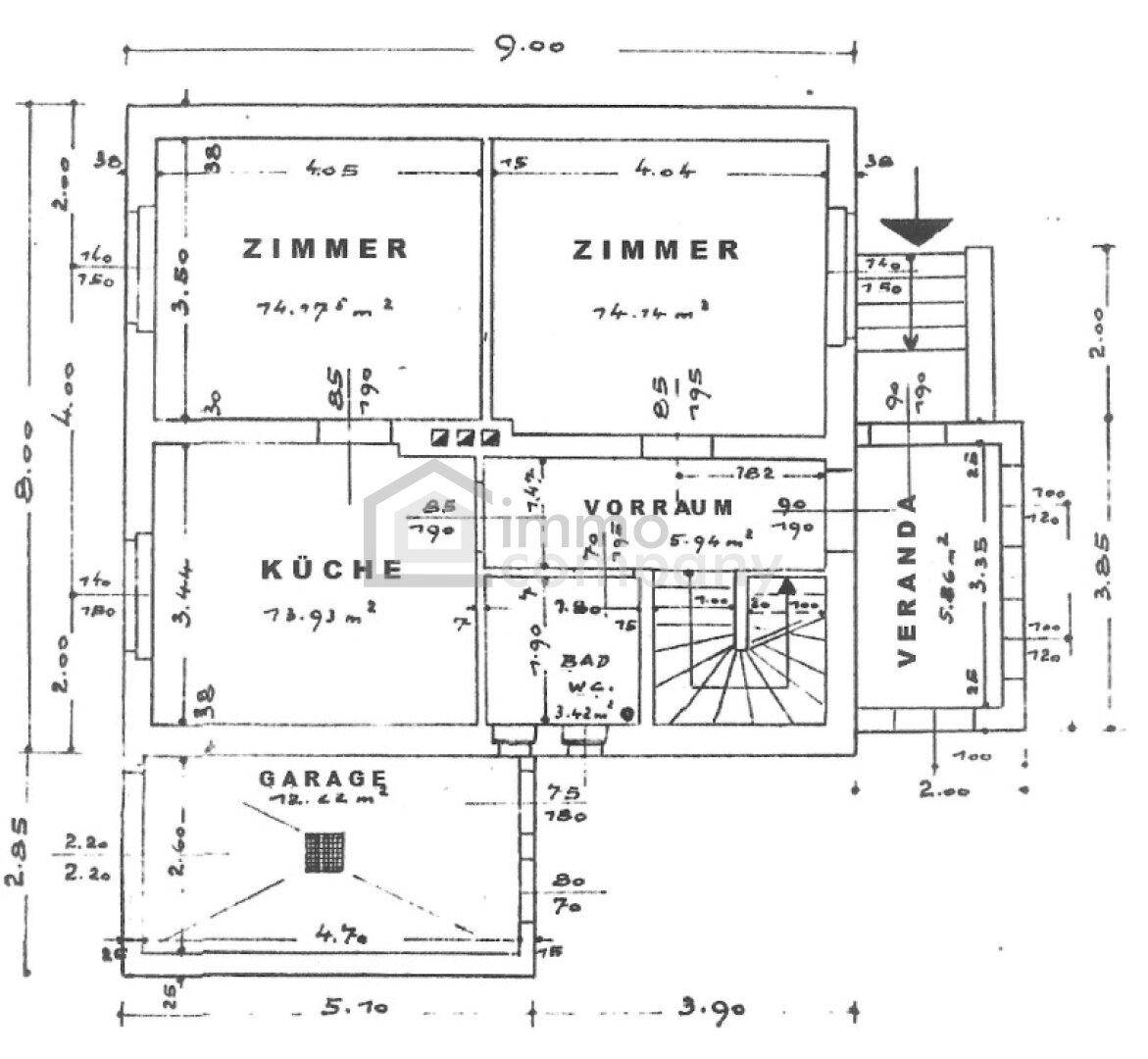 Grundriss des Erdgeschosses mit Küche, zwei Zimmern, Bad, Veranda und Garage.