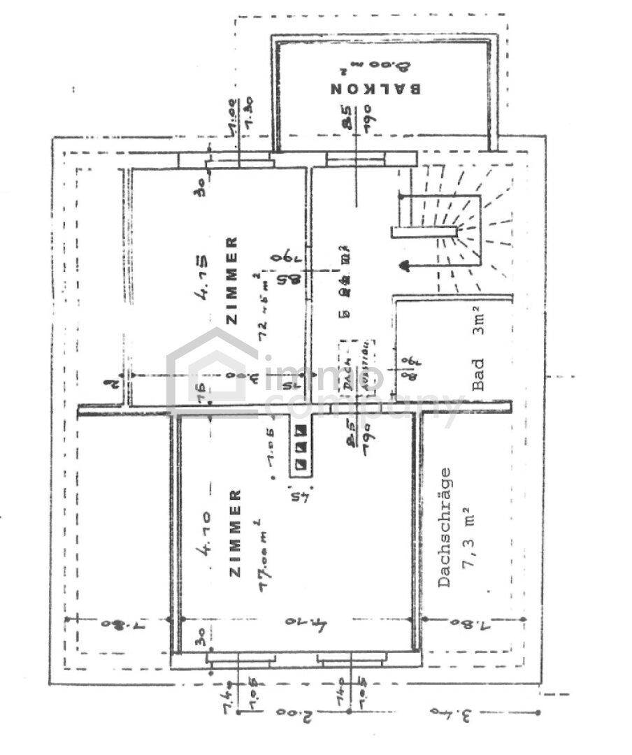 Grundriss des Obergeschosses mit zwei Zimmern, Bad, Dachschräge und Balkon.