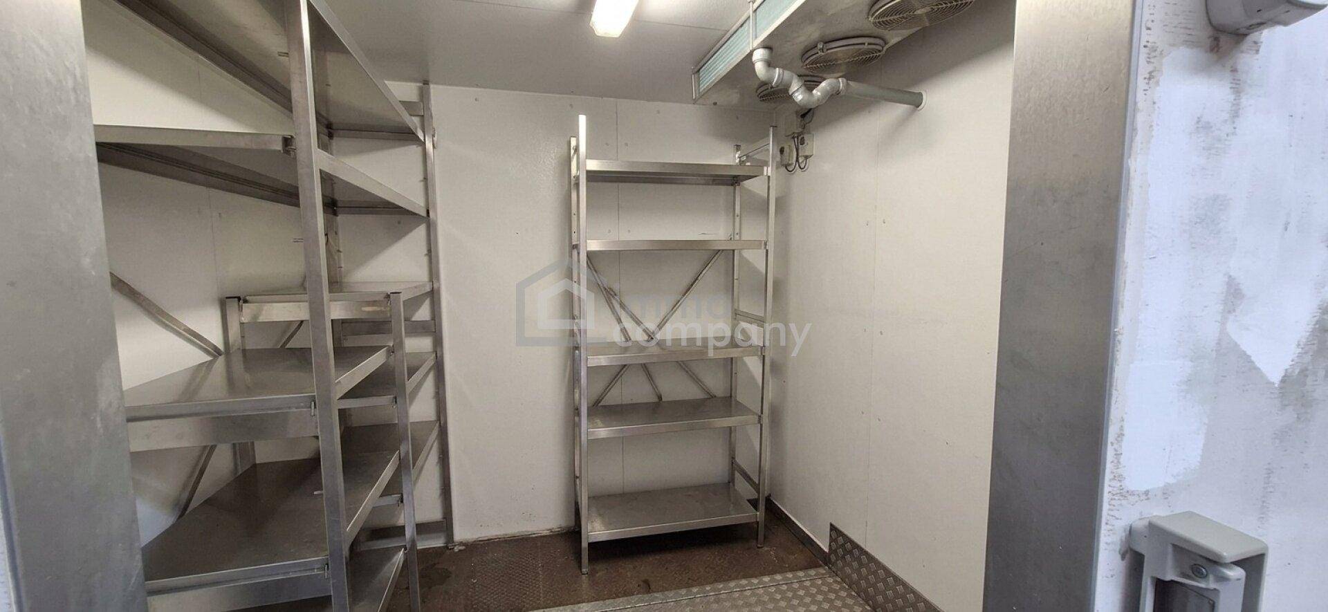 Praktischer Abstellraum mit robusten Metallregalen für Lagerzwecke.