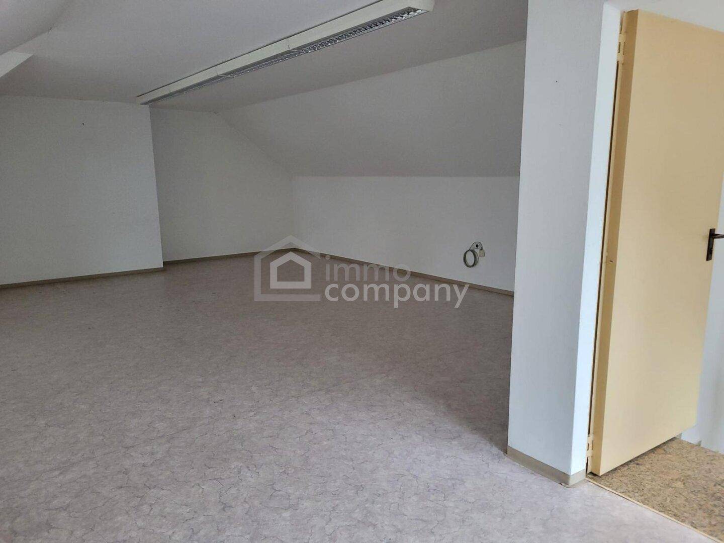 Geräumiger Dachbodenraum mit Schrägen und Linoleumboden, ideal für Ausbau oder Lagerung.