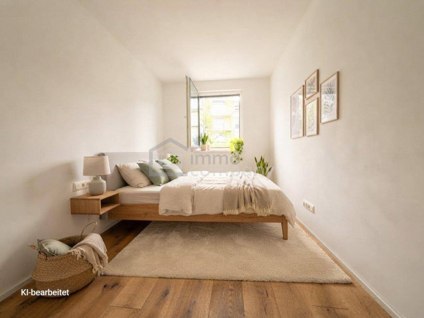 Gemütliches Schlafzimmer mit Holzbett, Nachttisch und Fenster, das viel Licht spendet.