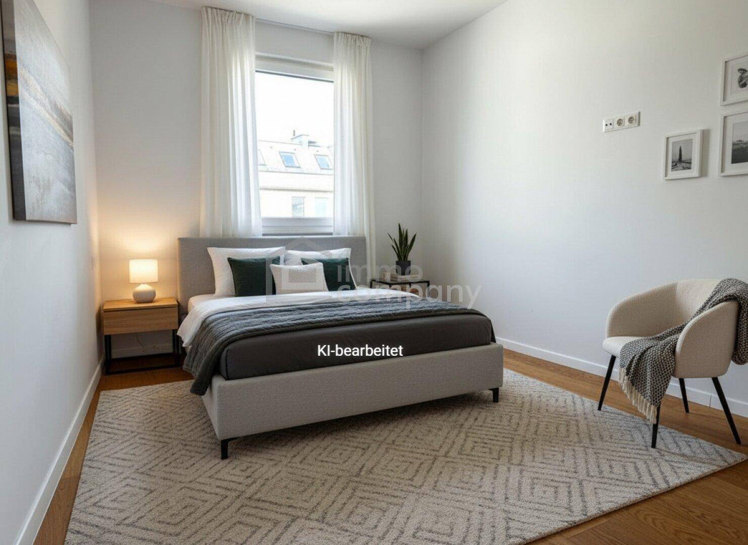 Gemütliches Schlafzimmer mit modernem Bett, Teppich und Fenster für natürliches Licht.