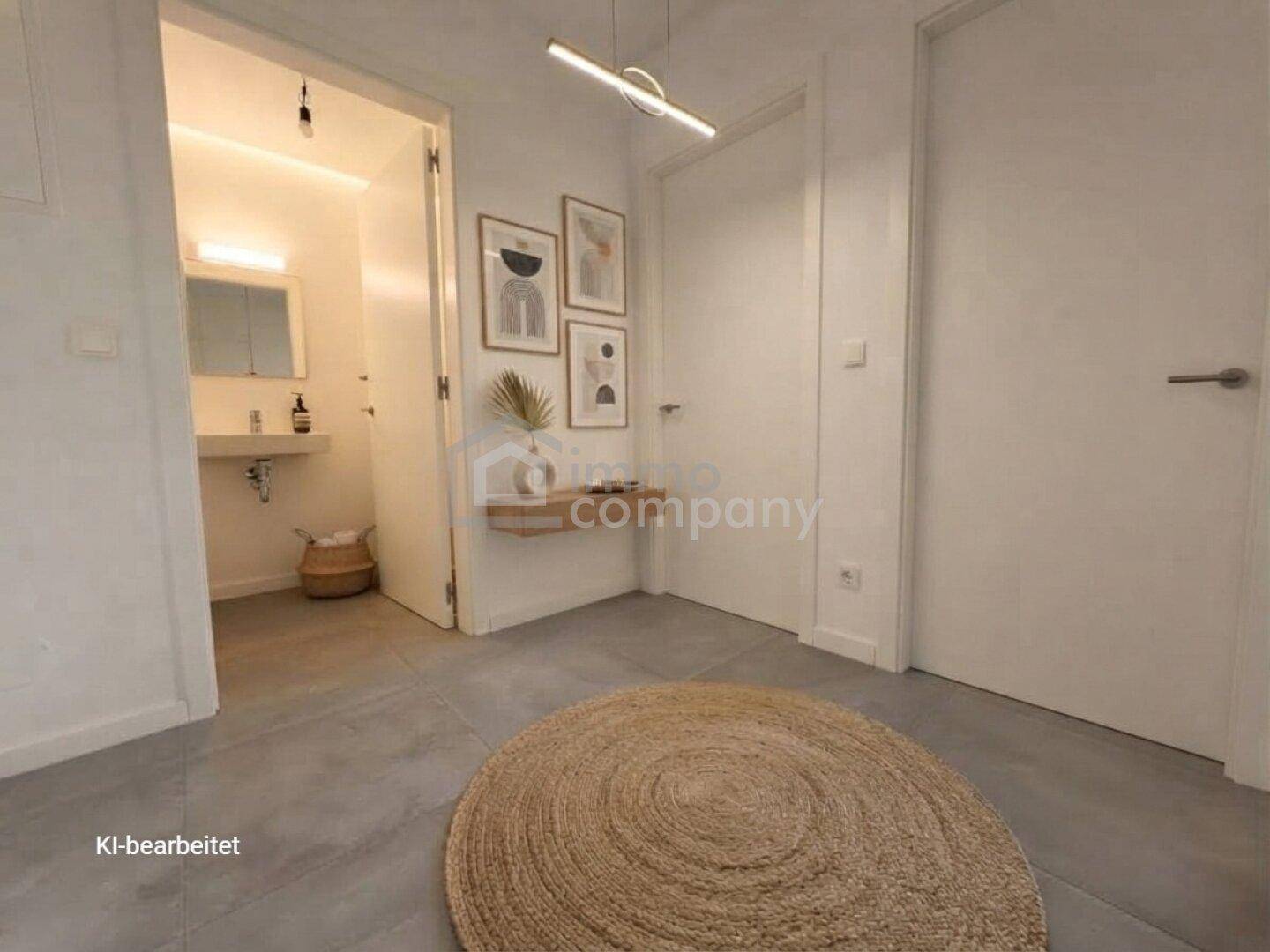 Heller Flur mit Fliesenboden und Blick in ein modernes Badezimmer, funktional und stilvoll gestaltet.