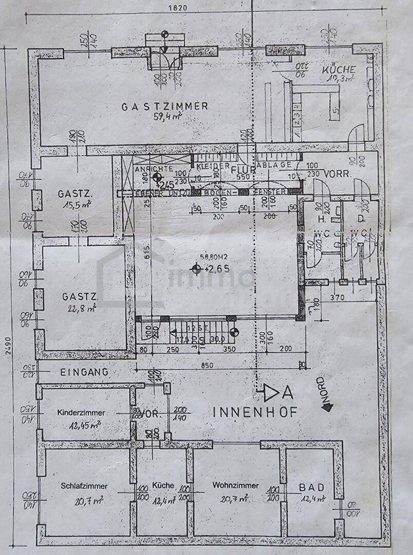 Detaillierter Grundriss mit verschiedenen Räumen, Maßen und einem Innenhof.