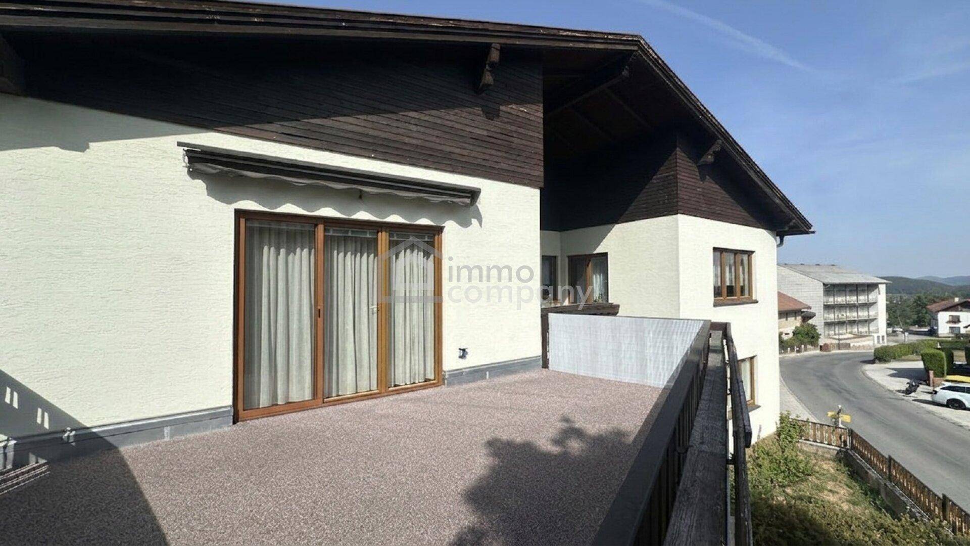 Geräumiger Balkon mit Blick auf die Umgebung und die Straße, ideal für entspannte Stunden im Freien.