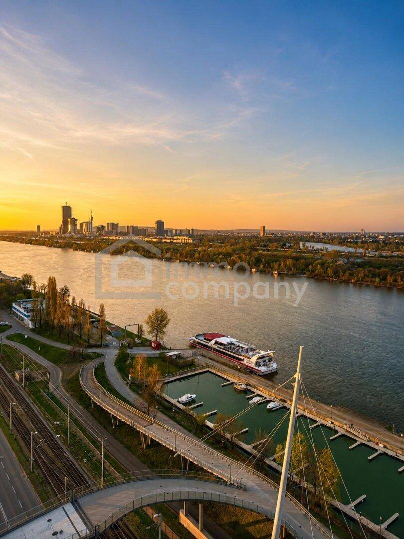 Malerische Luftaufnahme des Flusses, der Brücke und der Marina bei Sonnenuntergang über der Stadt.