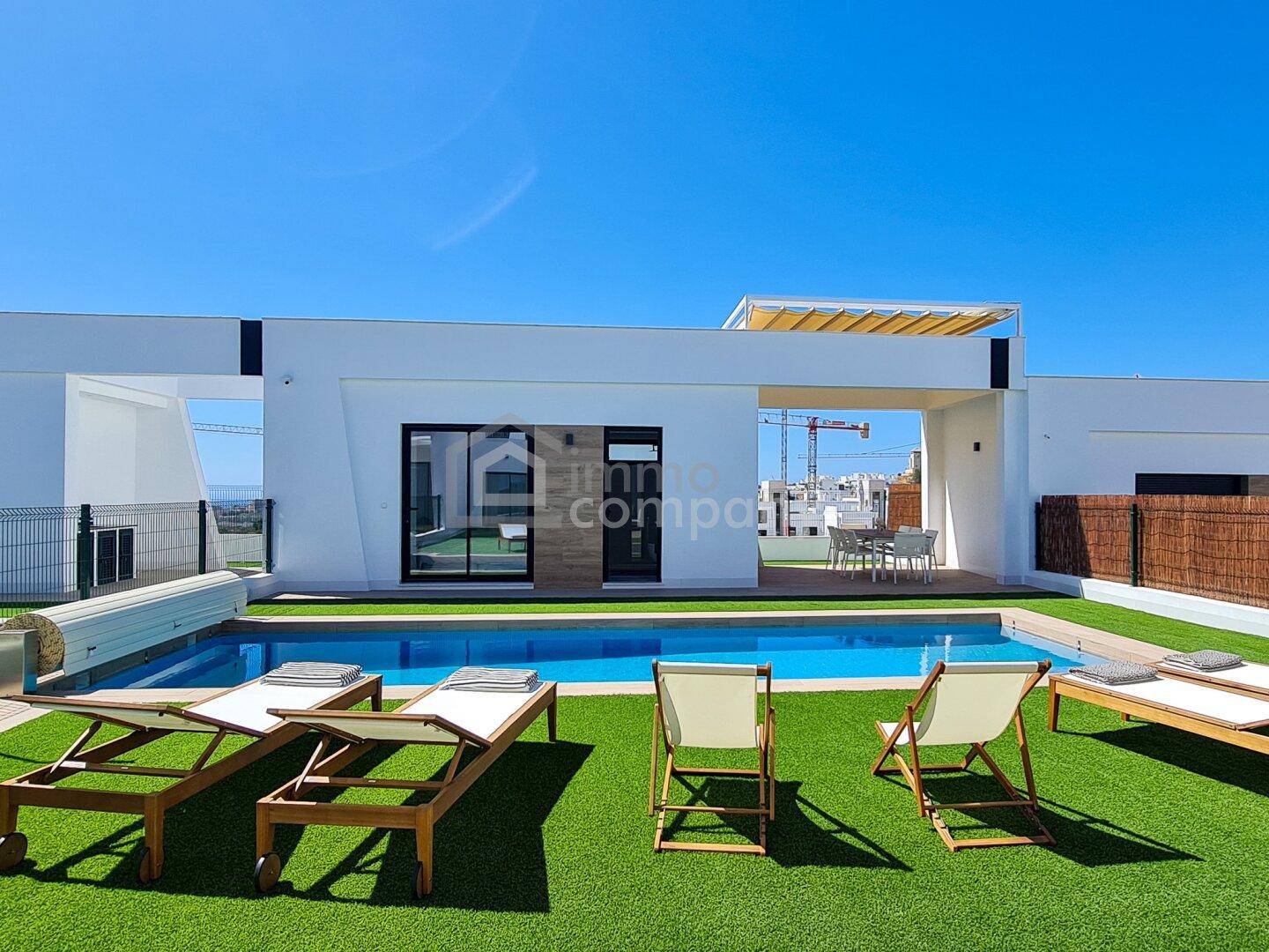 Exklusive Dachterrasse mit privatem Pool, Sonnenliegen und weitem Blick über die Landschaft.