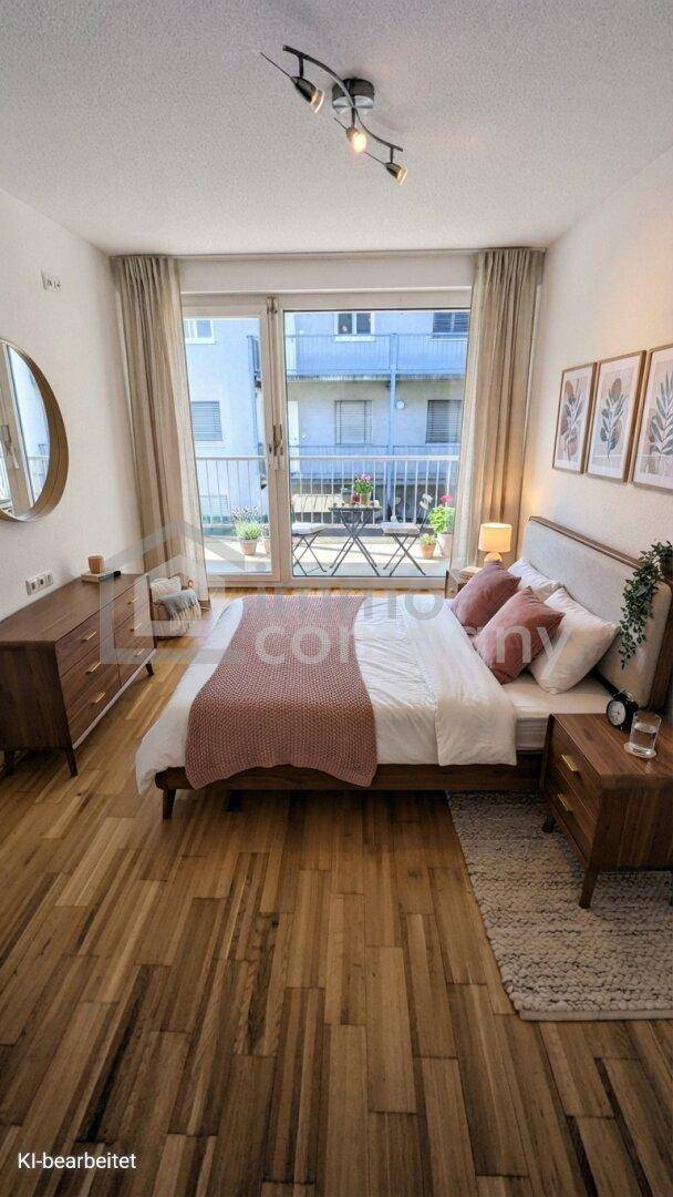 Gemütliches Schlafzimmer mit Holzboden, Doppelbett und direktem Zugang zu einem Balkon, der viel Licht spendet.