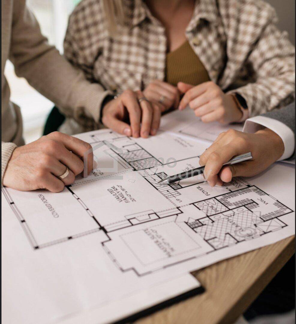 Personen besprechen den Grundriss eines Hauses mit verschiedenen Räumen und Layouts.