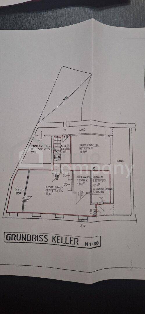 Grundriss des Kellers mit Abstellräumen, Technikraum und dem Zugang über eine Treppe.