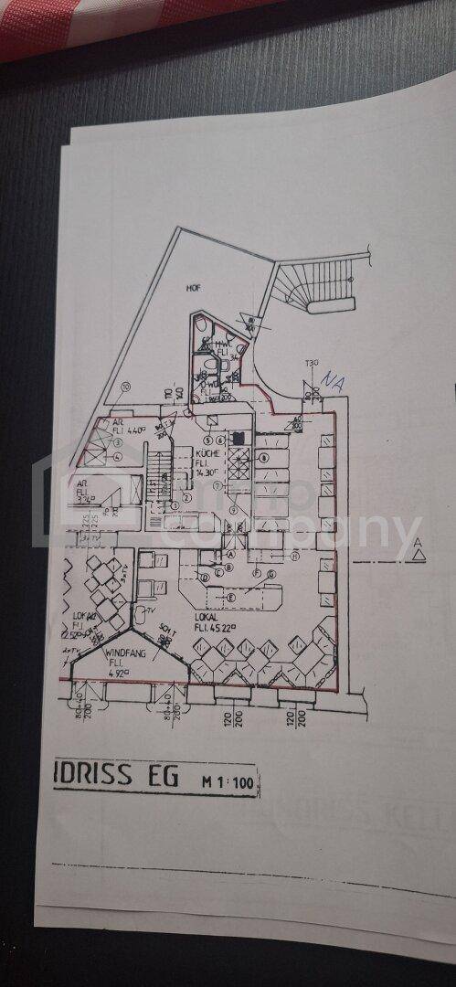 Detaillierter Grundriss des Erdgeschosses mit Hofzugang, Treppenhaus und mehreren Räumen.