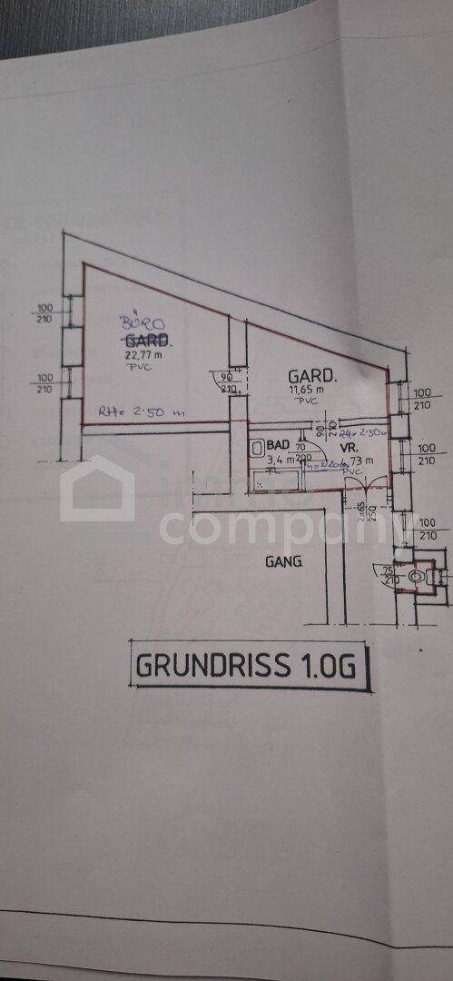 Detaillierter Grundriss des ersten Obergeschosses mit Badezimmer, WC und deutlicher Dachschräge.